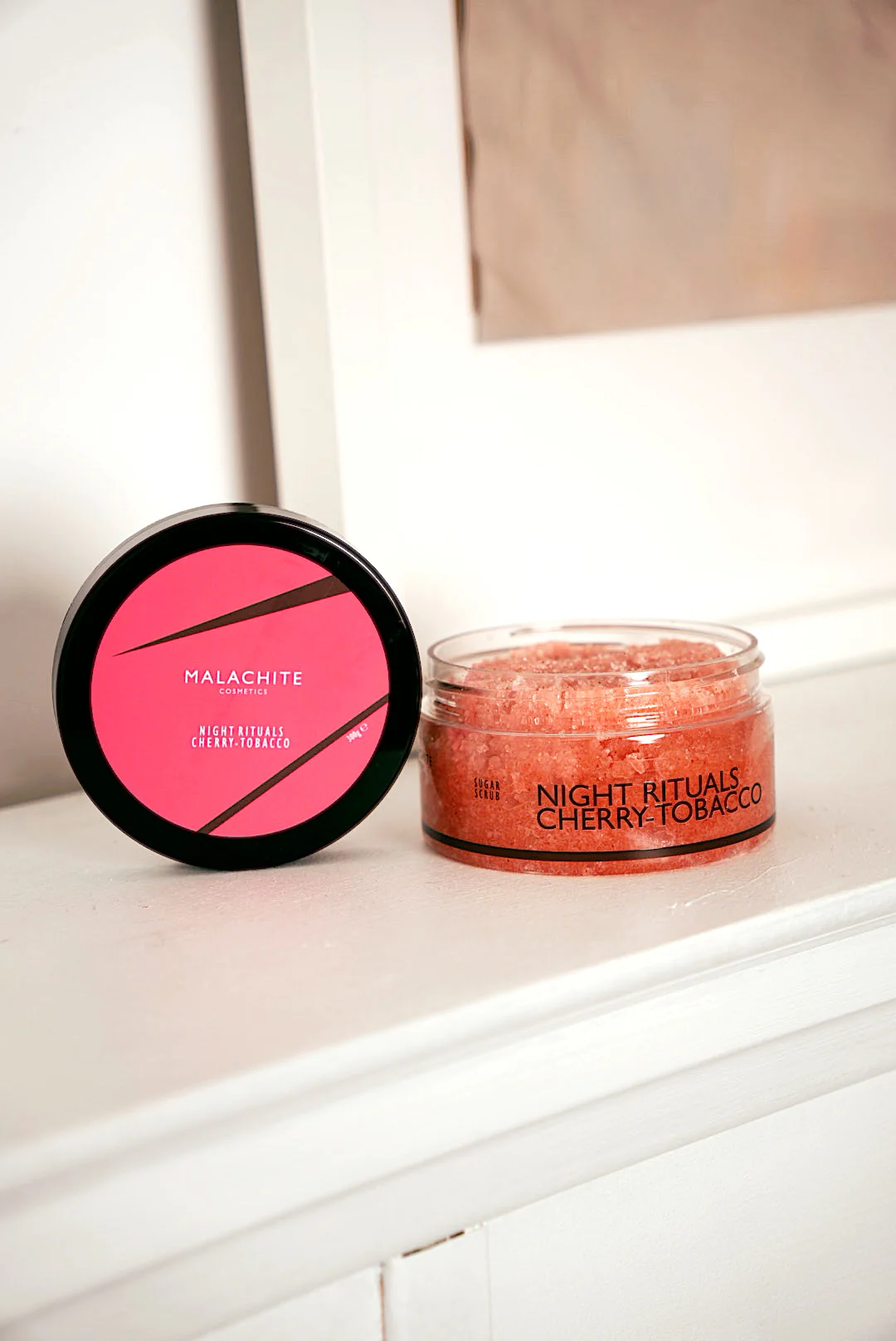 MALACHITE COSMETICS Kūno Šveitiklis „Cherry Tobacco“, 300gr - Image 2