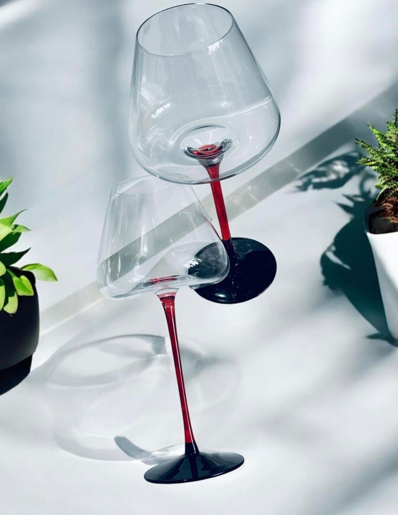 Prabangios 650 ml vyno taurės su raudona kojelė