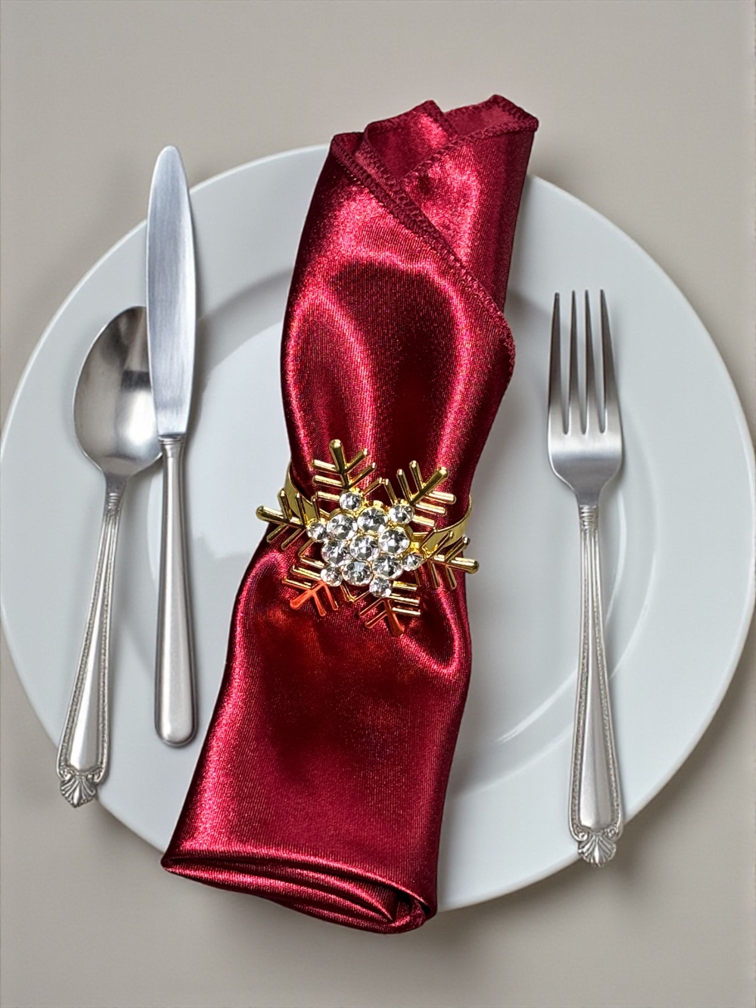 Elegantiškos šventinės satininės stalo servetėlės su žiedais