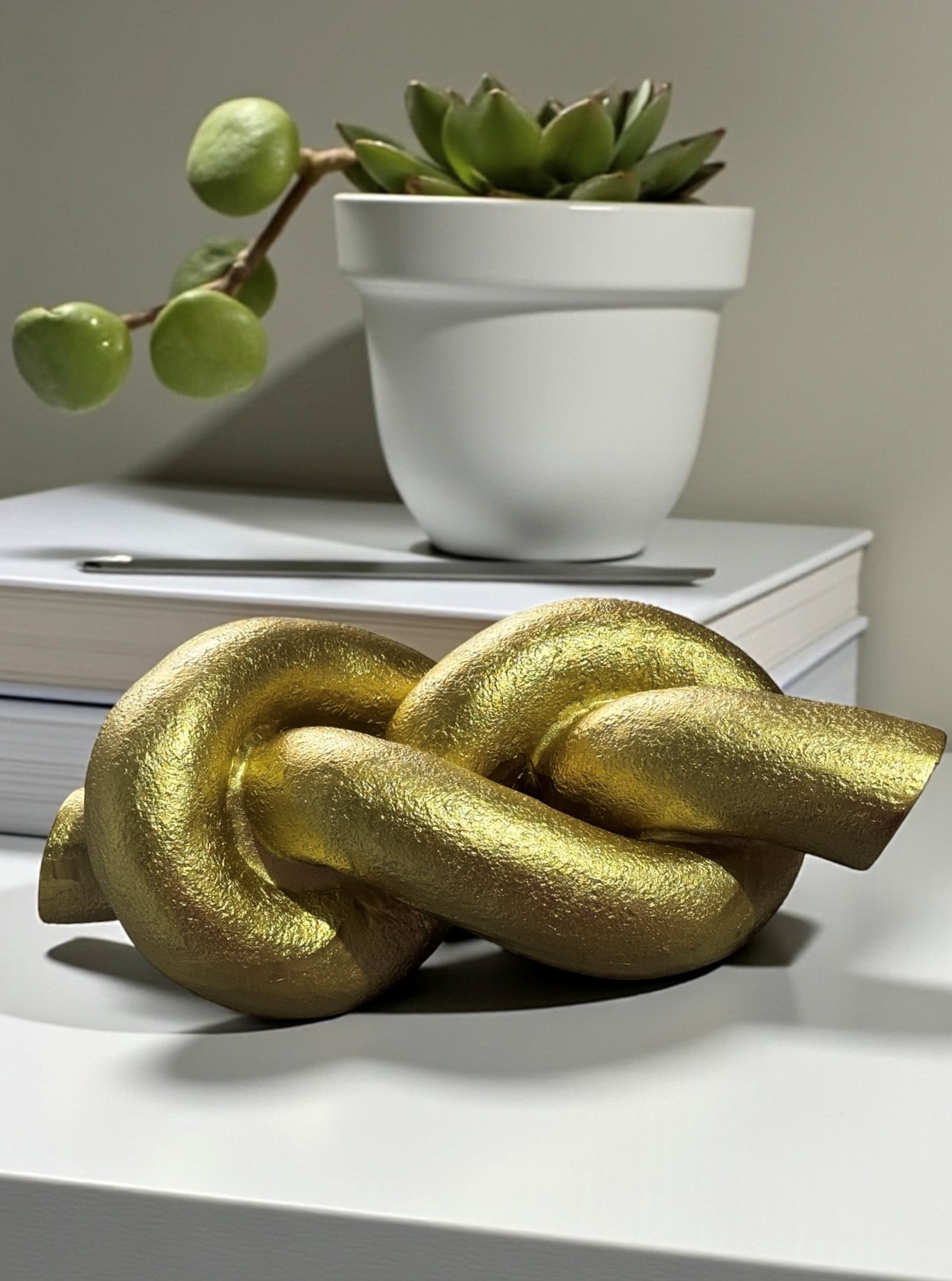 Auksinis mazgas – prabangus namų dekoro akcentas